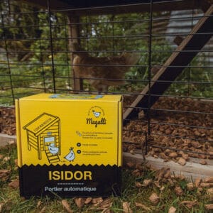 Automatiser la porte de son poulailler ? C’est possible grâce au boitier « Isidor» !