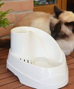Améliorez l'hydratation de votre chat ou petit chien grâce à la fontaine à eau VEGA