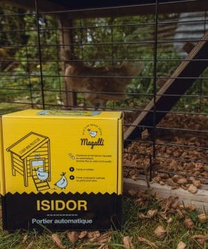 Automatiser la porte de son poulailler ? C’est possible grâce au boitier « Isidor» !